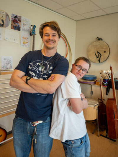 Muziektherapeut Sybe met bewoner Luuk. Ze zien elkaar elke domderdag. Muziek maken vindt hij leuk [24]