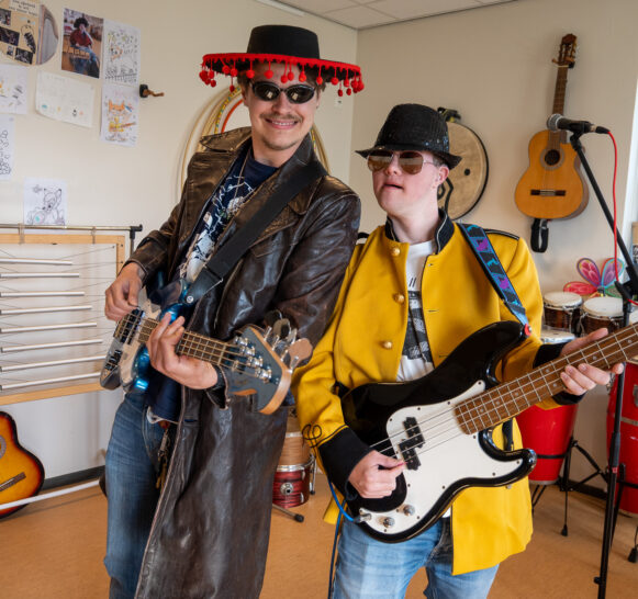 Muziektherapeut Sybe met bewoner Luuk. Ze zien elkaar elke domderdag. Muziek maken vindt hij leuk [21]